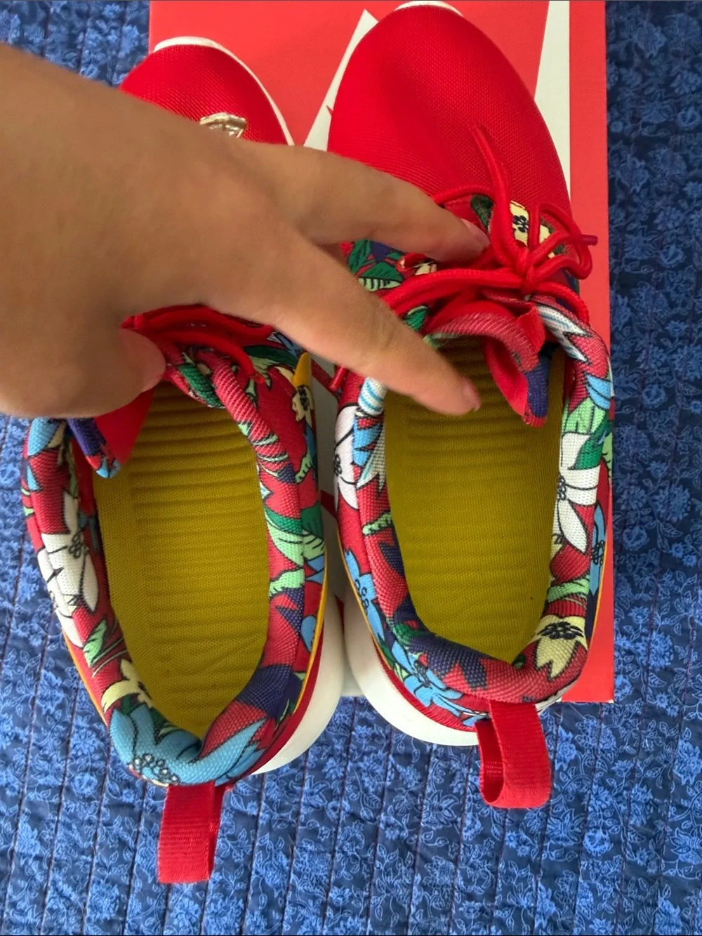 Nike Women’s Roche Hawaiian Print with box
